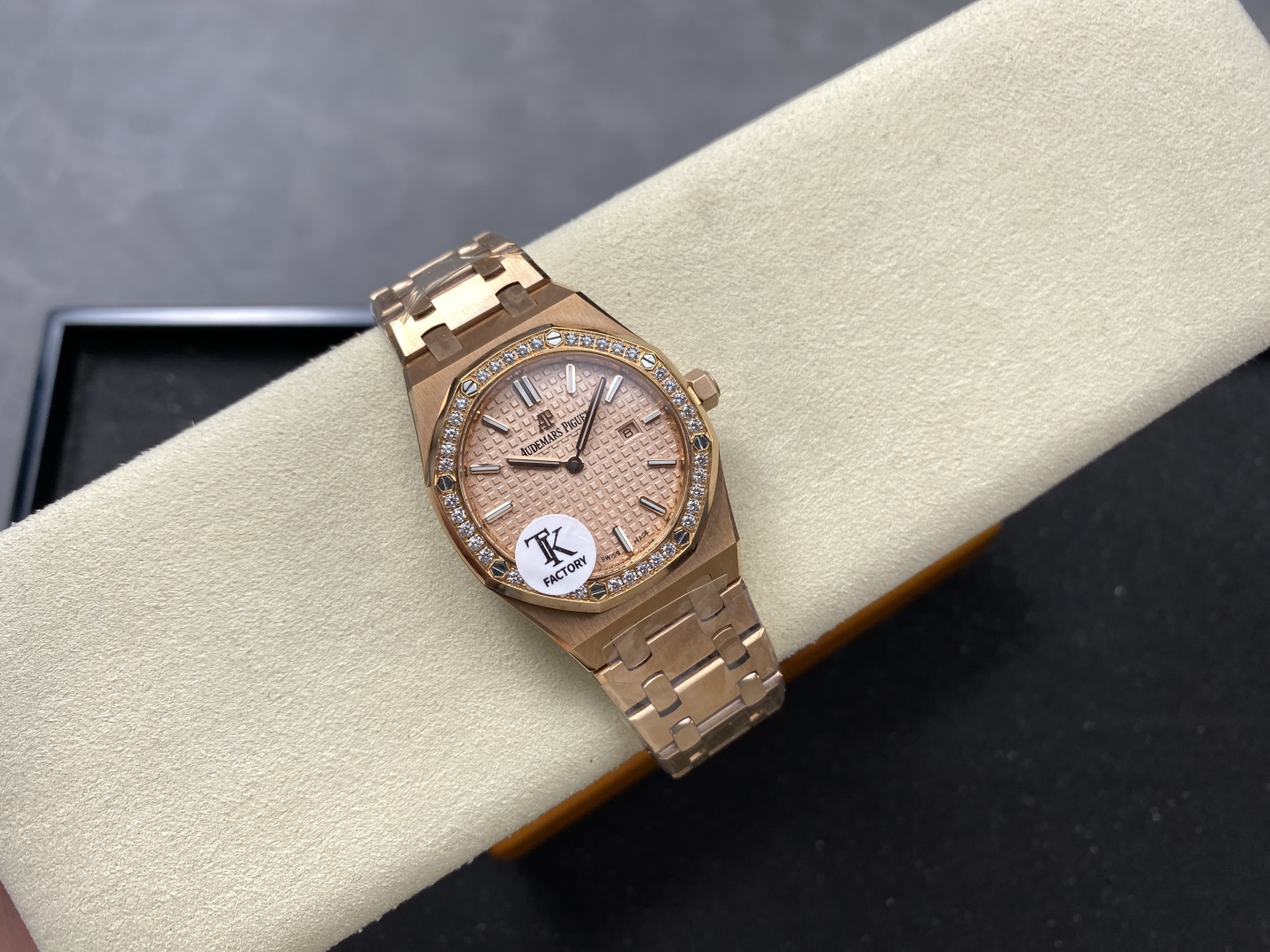 オーデマピゲレプリカ ロイヤルオーク 33mm レディース67651 クォーツムーブメント[3]