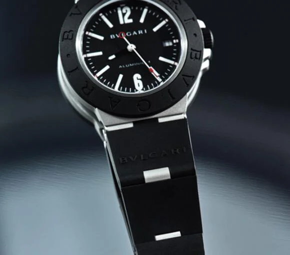 新作ブルガリコピー アルミニウム ブラックダイアル SAP103445