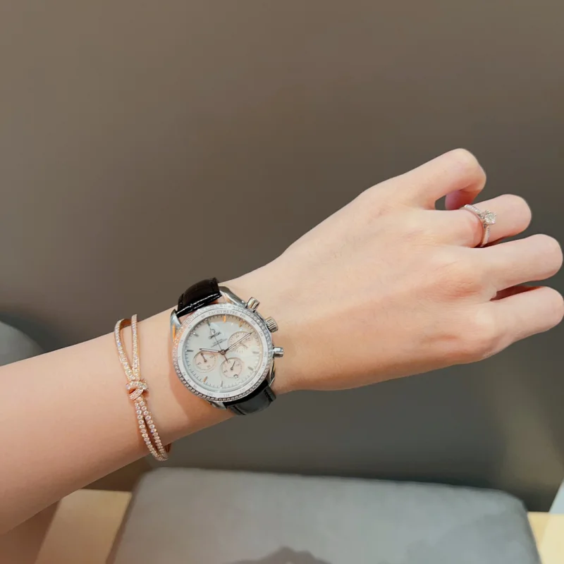 オメガの新型スピードマスターダブルベゼル がデビュー37.5mm O221B360