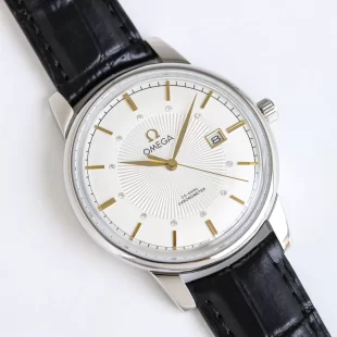オメガ 第 3 世代デビルメンズコピー時計 42mm Cal.9015 搭載 超薄型コーアクシャル424.13.40.20.52.001