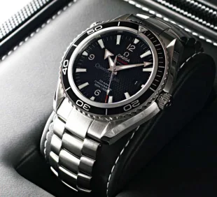 オメガ シー プラネットオーシャン ジェームズボンド 222.30.46.20.01.001 ウォッチ